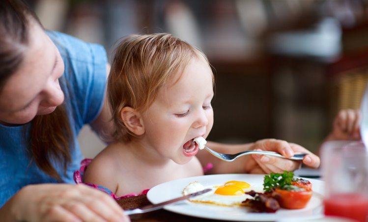 शिशु को अंडा देने से पहले इस बातों का ख्याल रखें important instruction while feeding eggs to baby